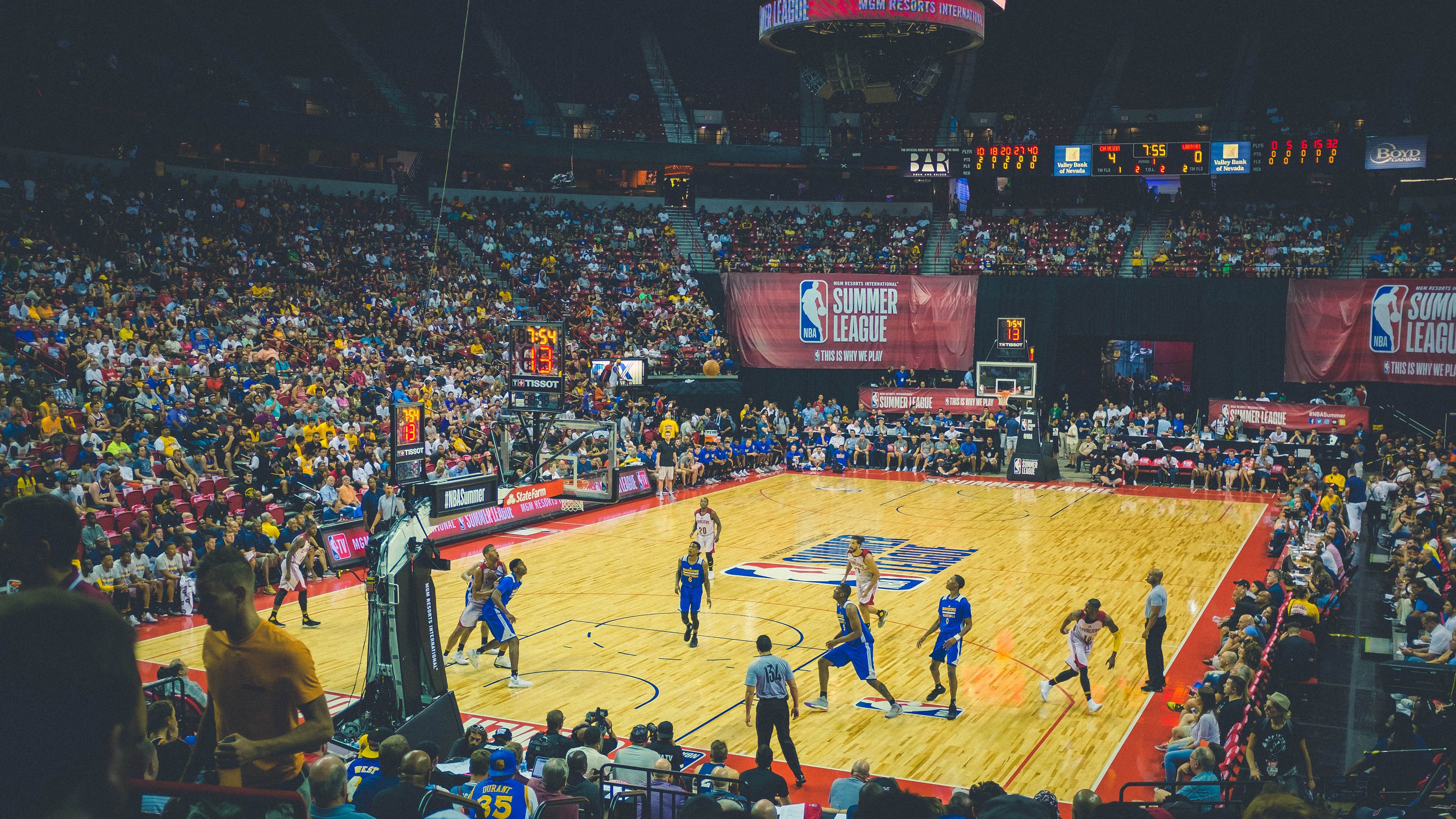 美国传统马术赛事“Mustang Challenge”在拉斯维加斯成功举办，吸引众多观众参与。