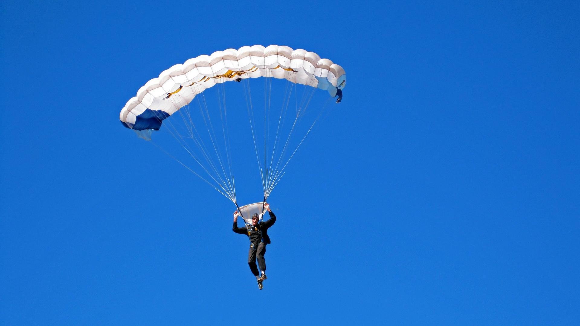 《青年选手崭露头角：电竞舞台的未来之星》，2020全国电竞青年挑战赛