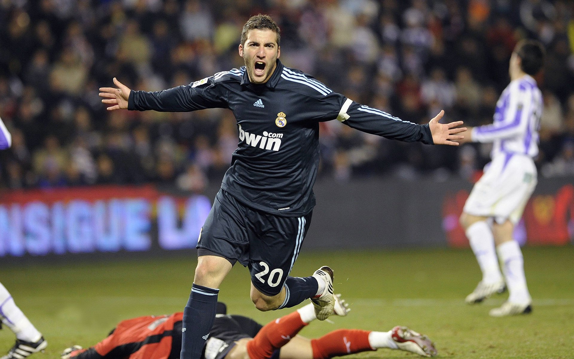 终场“绝杀歌”回顾：点燃球迷激情的瞬间，绝杀集锦