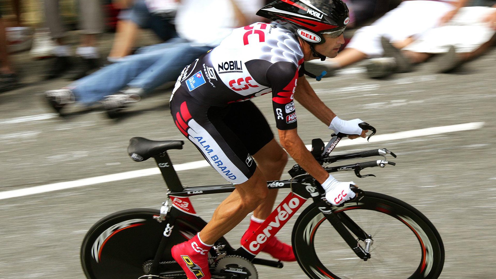 高科技材质打造的超现代赛道，现代高科技材料